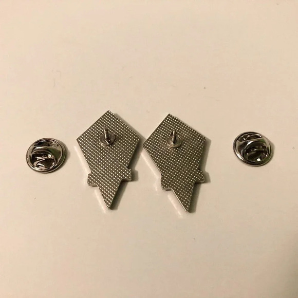 Vintage Assorted Pins  Carnival Liberty Antwerpen Norweigian Cruise - Picture 10 of 13